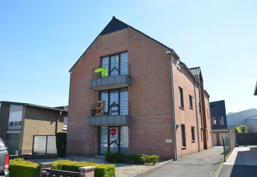Gezellig dakappartement met 2 slaapkamers, terras en garage te Roeselare