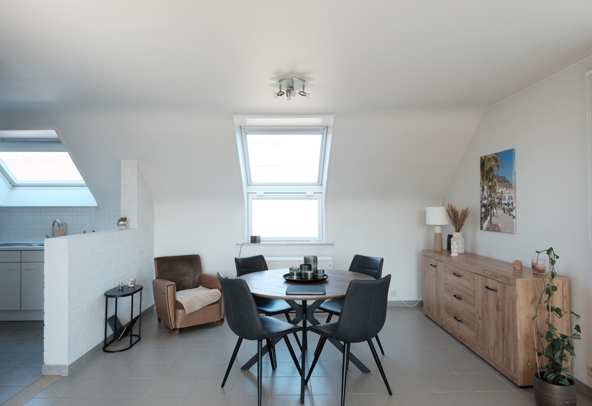 Gezellig dakappartement met 2 slaapkamers, terras en garage te Roeselare