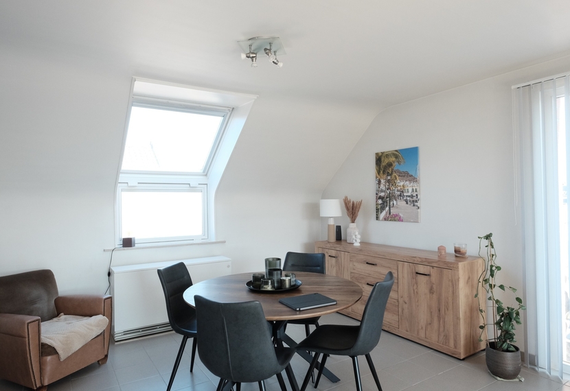 Gezellig dakappartement met 2 slaapkamers, terras en garage te Roeselare