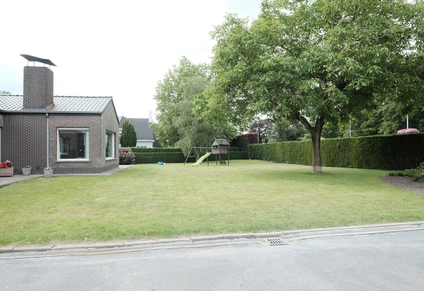 Alleenstaande gelijkvloerse woning op ruim perceel van 1.748 m² in Hooglede