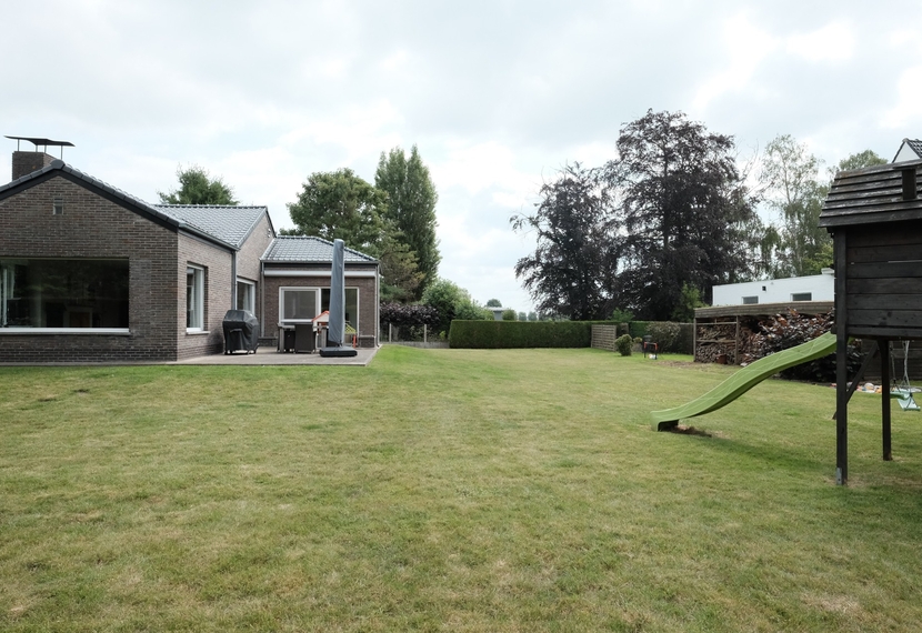 Alleenstaande gelijkvloerse woning op ruim perceel van 1.748 m² in Hooglede