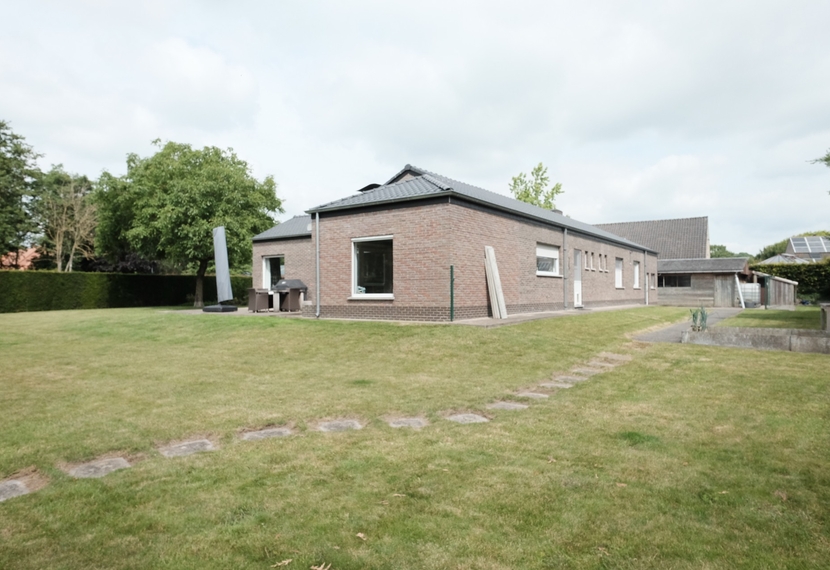 Alleenstaande gelijkvloerse woning op ruim perceel van 1.748 m² in Hooglede