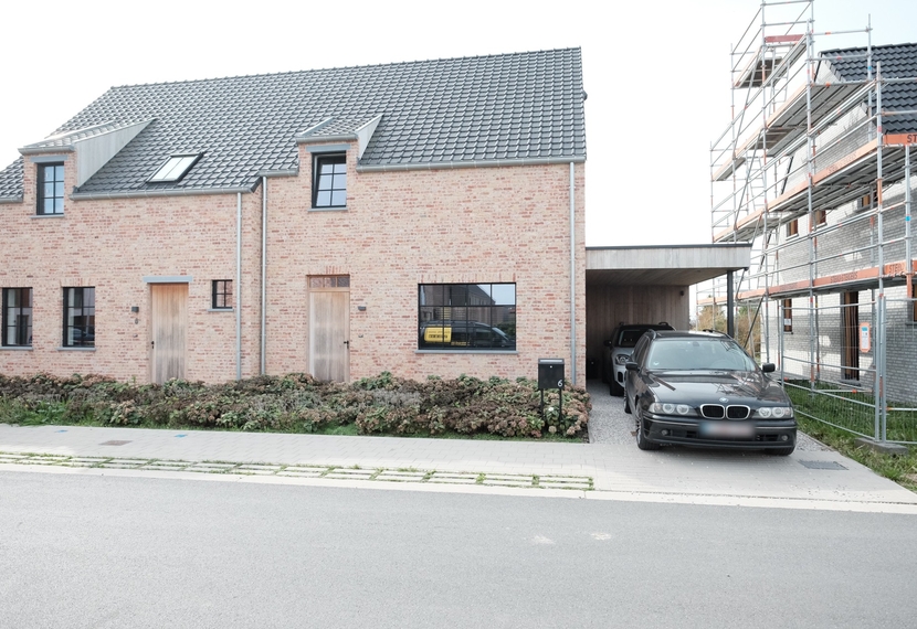 Energiezuinige halfopen BEN-woning met 3 slaapkamers, tuin en carport in Hooglede