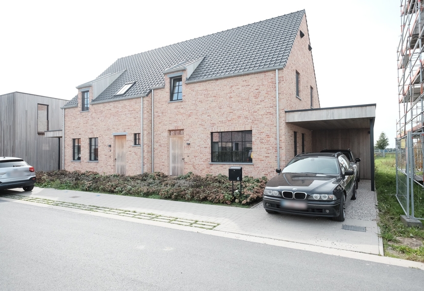 Energiezuinige halfopen BEN-woning met 3 slaapkamers, tuin en carport in Hooglede