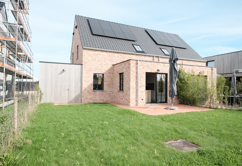 Energiezuinige halfopen BEN-woning met 3 slaapkamers, tuin en carport in Hooglede