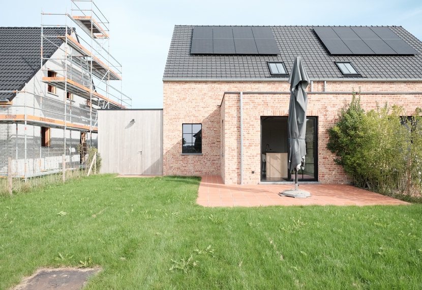 Energiezuinige halfopen BEN-woning met 3 slaapkamers, tuin en carport in Hooglede