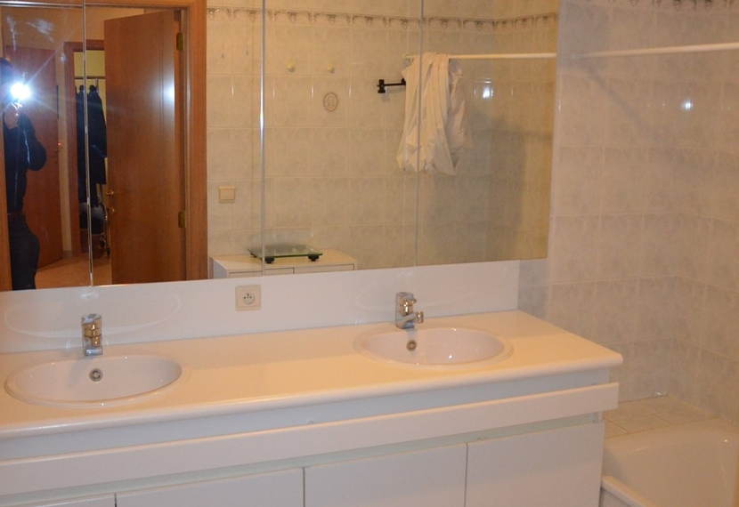 Te huur: ruim appartement van ca. 106 m² met 2 slaapkamers, terras en garage in Asper