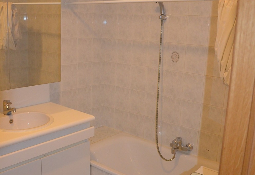 Te huur: ruim appartement van ca. 106 m² met 2 slaapkamers, terras en garage in Asper