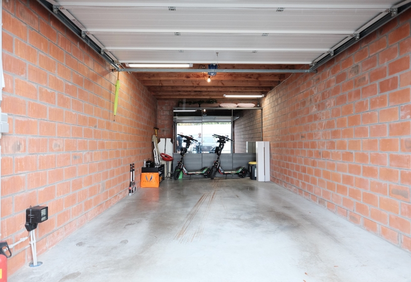 Instapklaar appartement met terras en parkeerplaats – ideale belegging in Izegem