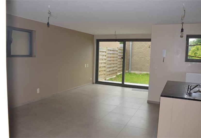 Gelijkvloers recent appartement met tuin.