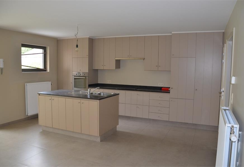 Gelijkvloers recent appartement met tuin.