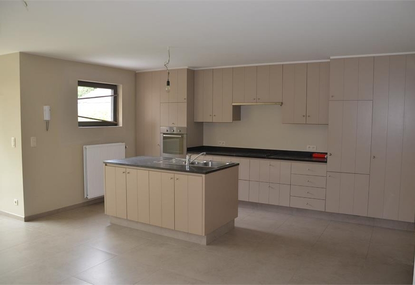 Gelijkvloers recent appartement met tuin.