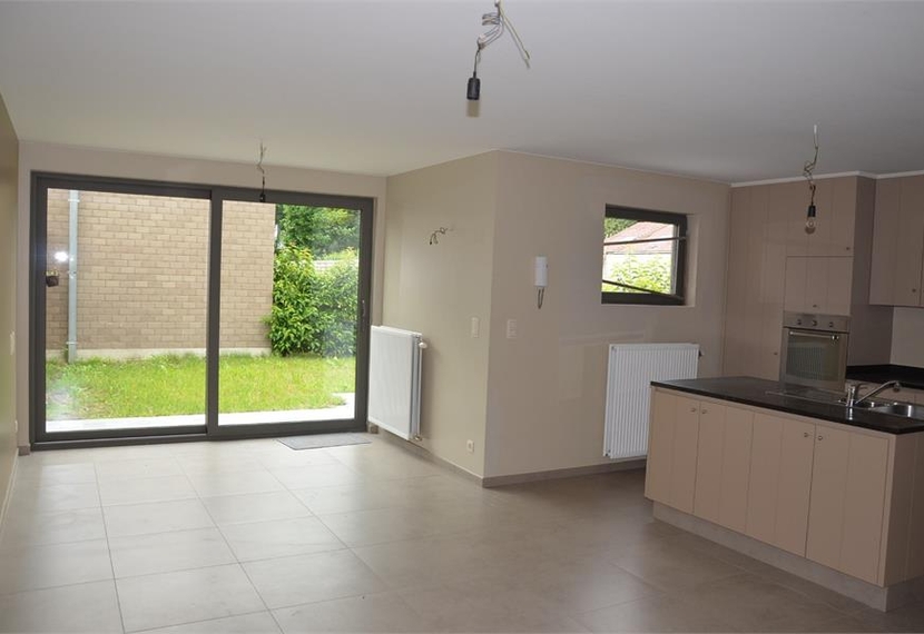 Gelijkvloers recent appartement met tuin.