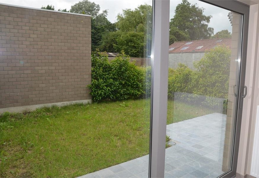 Gelijkvloers recent appartement met tuin.