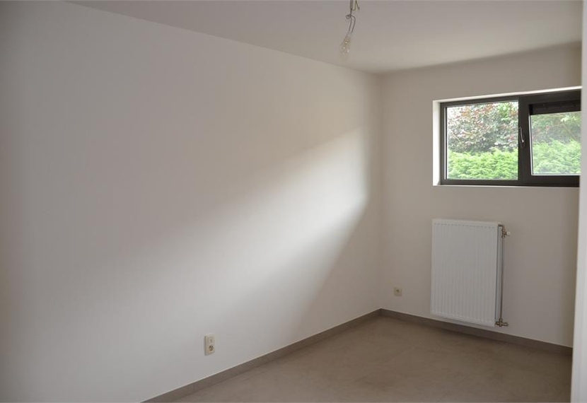 Gelijkvloers recent appartement met tuin.