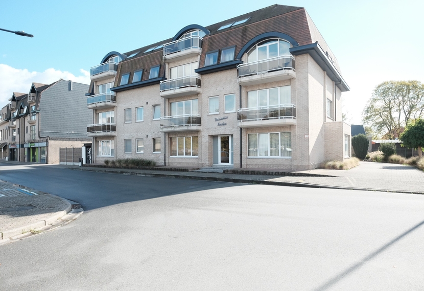 Ruim dakappartement met 2 grote slaapkamers, terras en garage – centrum Asper