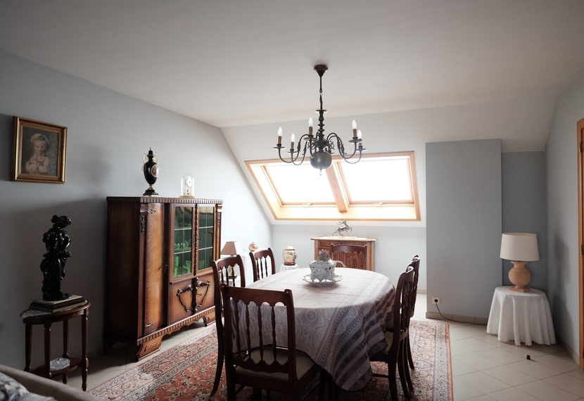 Ruim dakappartement met 2 grote slaapkamers, terras en garage – centrum Asper