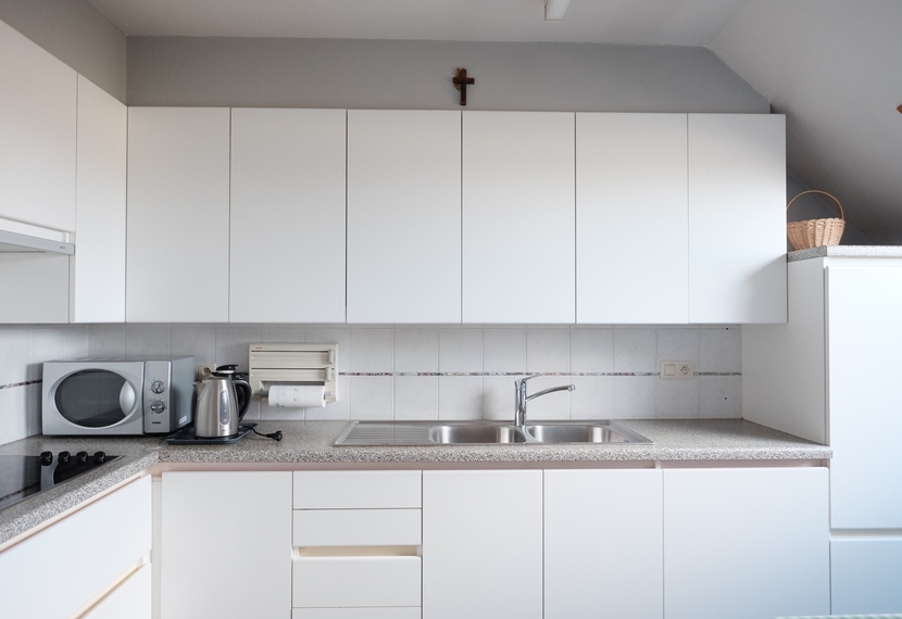 Ruim dakappartement met 2 grote slaapkamers, terras en garage – centrum Asper