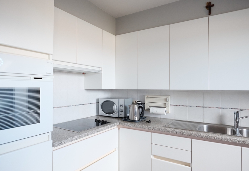 Ruim dakappartement met 2 grote slaapkamers, terras en garage – centrum Asper