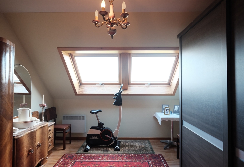 Ruim dakappartement met 2 grote slaapkamers, terras en garage – centrum Asper