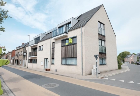 Instapklaar en energiezuinig appartement met 2 slaapkamers, garage en autostandplaats in Hooglede