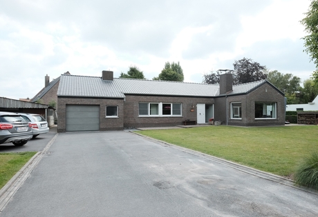 Alleenstaande gelijkvloerse woning op ruim perceel van 1.748 m² in Hooglede
