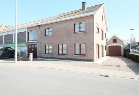 Ruime halfopen woning met 5 slaapkamers, 2 garages en zuidgerichte tuin